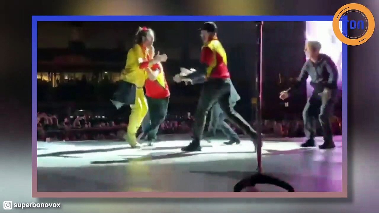 Il s'incruste sur scène pour danser avec Bono lors d'un concert de U2