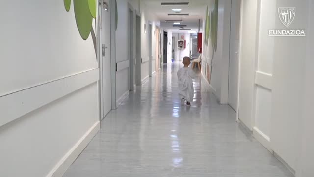 El Athletic presenta las nuevas equipaciones para los niños del Hospital de Cruces