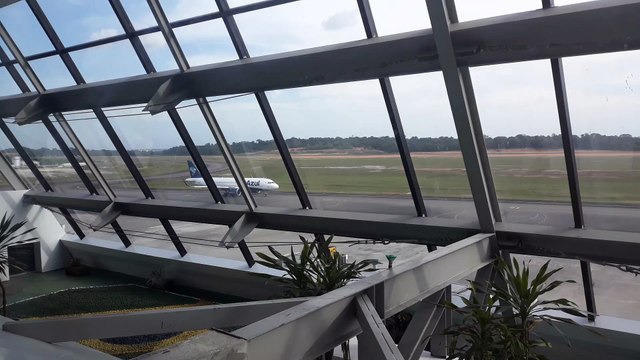 [SBEG Spotting]Airbus A320NEO PR-YRC taxiando na pista do Aeroporto de Manaus