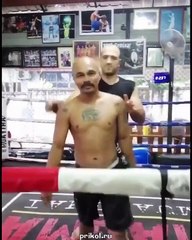 Il montre la meilleure technique pour s'échapper d'une clé d'étranglement