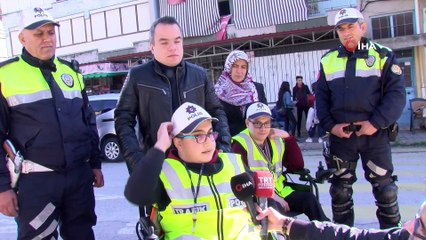 Engelli öğrenci gözleri görmeyen öğretmenine 'göz' oldu