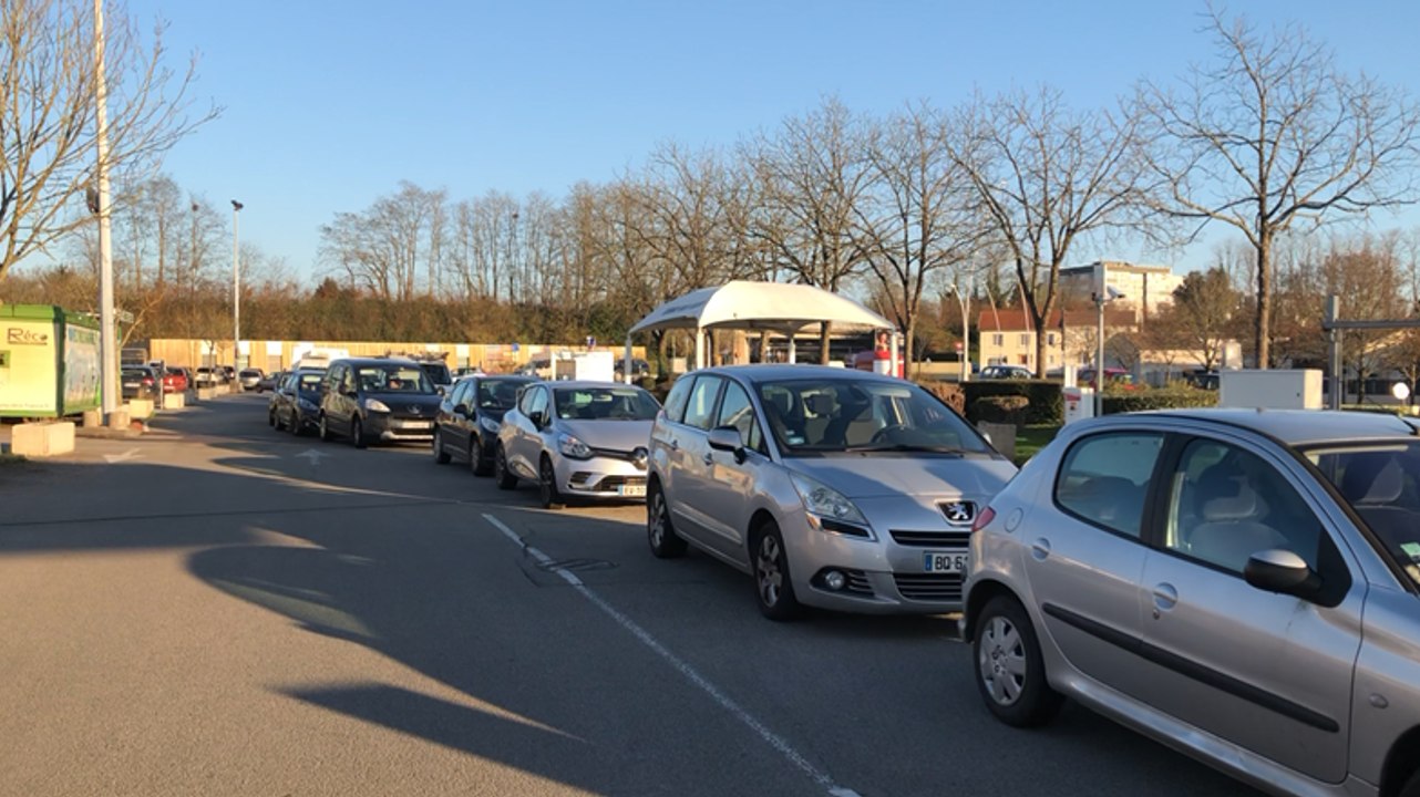 Les automobilistes à l’assaut des stations-service