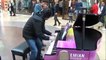 Boogie-woogie au piano dans un centre commercial