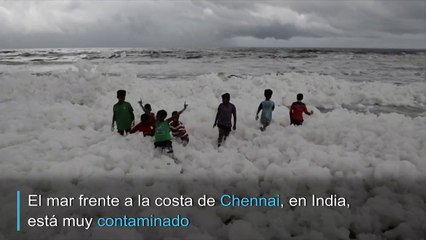Diversión en India... en medio de espuma tóxica