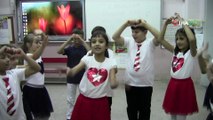 Öğrenciler engelliler için ‘Hayat Bayram Olsa' şarkısını işaret diliyle seslendirdiler