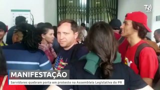 Servidores quebram porta em protesto na Assembleia Legislativa do PR