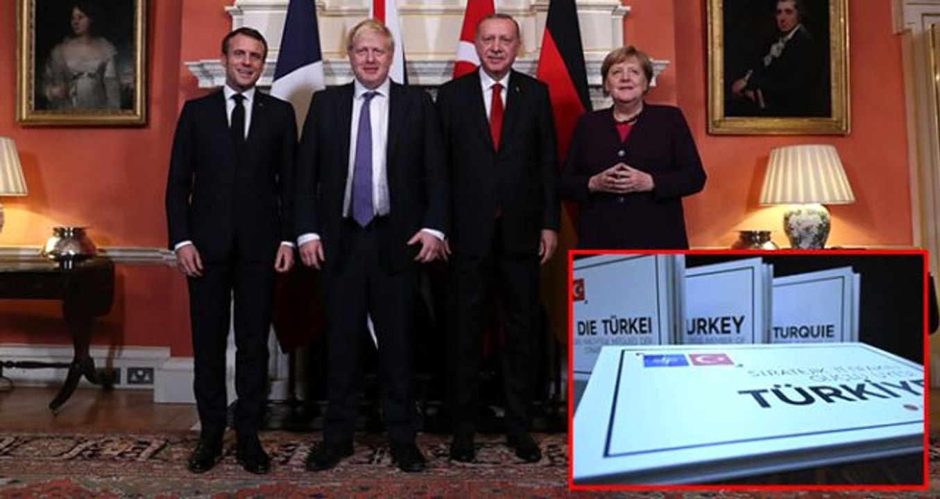 Erdoğan, Dörtlü Zirve'de liderlere 'Stratejik İttifakın Güçlü Üyesi Türkiye' kitabını hediye etti