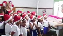 Crianças de escola pública cantam para idosos acamados