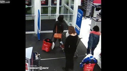 2 voleuses arrêtées au supermarché reviennent pour récupérer les articles qu'elles voulaient voler !