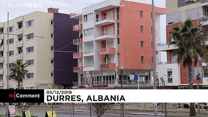 تخریب ساختمان آسیب‌دیده از زلزله با انفجار کنترل‌شده در آلبانی