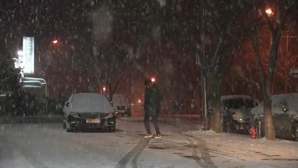 [날씨] 출근길 곳곳 눈에 빙판길...강추위 주춤 / YTN