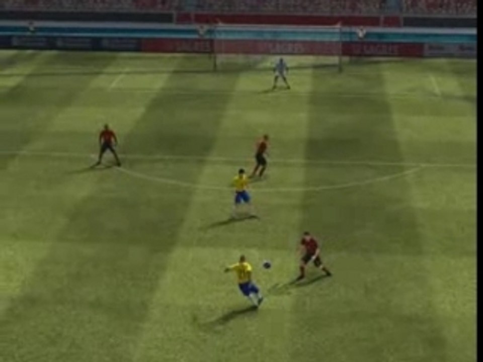 Ronaldo demi volée 30 m PES 2008