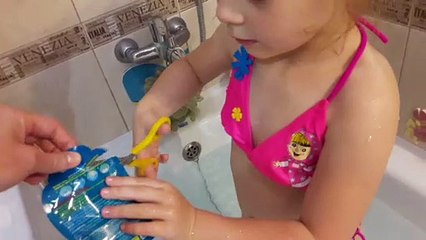 Sophia Carinha de Anjo Brincando  na Banheira