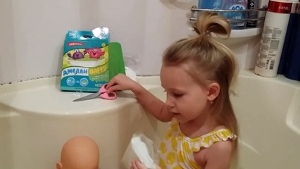Sophia Carinha de Anjo Brincando com sua Boneca na Banheira