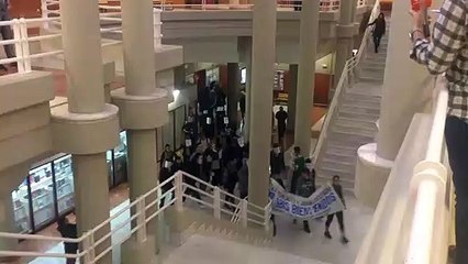 Felipe González y Cebrián recibidos así en la UAM