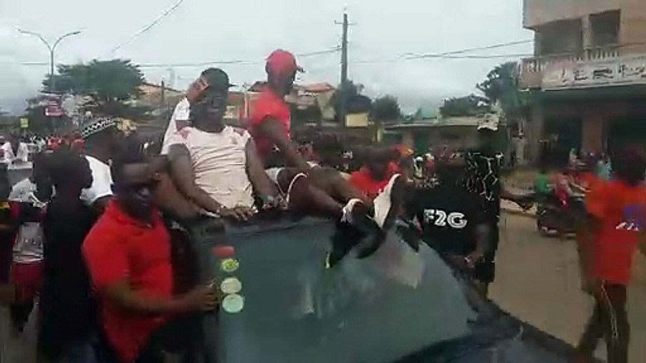 King Salomon du groupe Banlieuzart parmi les manifestants contre le 3eme mandat..