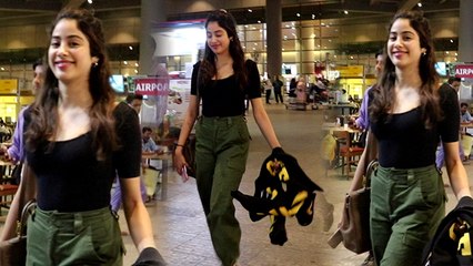 Jhanvi Kapoor Looks Very cute at Mumbai Airport | Boldsky