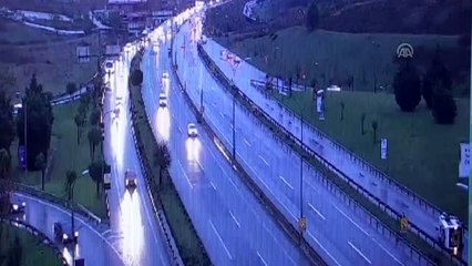 Pendik'te servis minibüsü devrildi