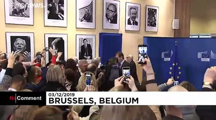 شاهد: هدية من يونكر لرئيسة المفوضية الأوروبية الجديدة