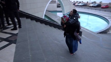 Tekerlekli sandalyesi olmayan oğlunu sırtında taşıyarak getirdi