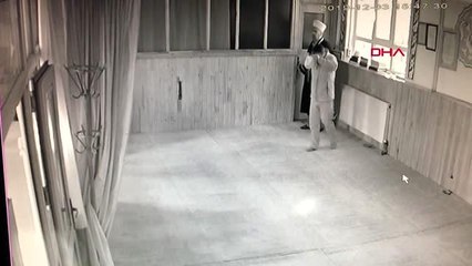 Önce namaz kıldı, ardından imamın cep telefonunu çaldı