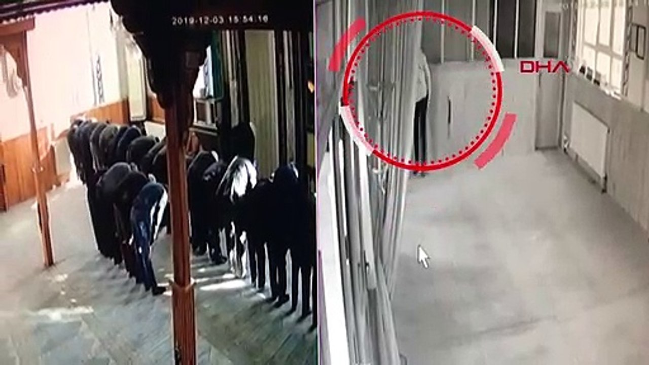 Önce namaz kıldı, ardından imamın cep telefonunu çaldı