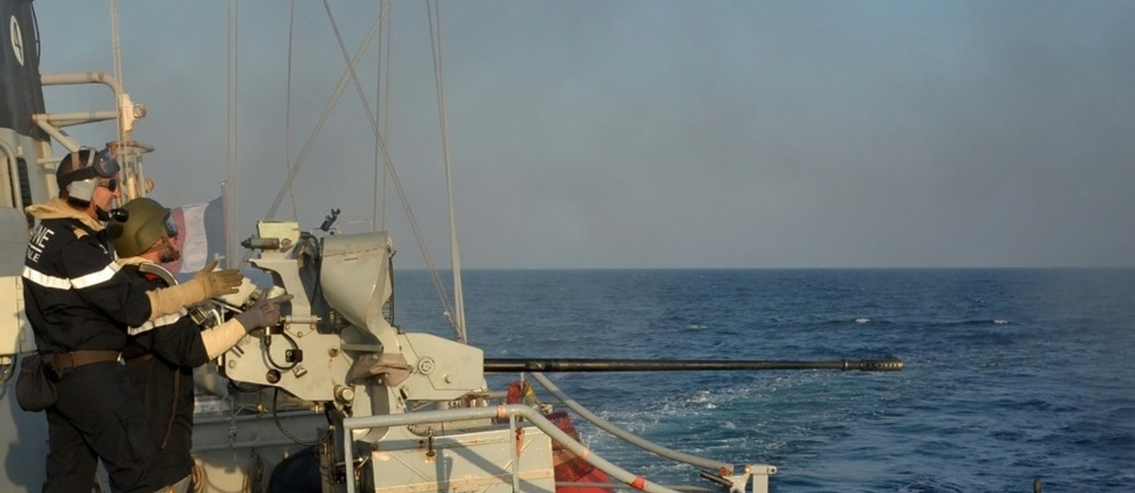 En mer Noire, un navire français joue au chat e...