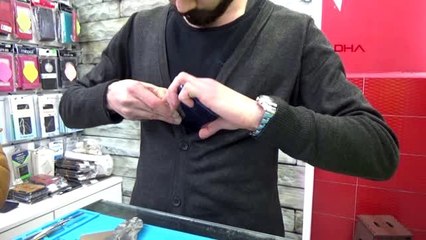 Trafik polisi, yolda bulduğu kırık ekranlı telefonu tamir ettirip sahibine ulaştırdı