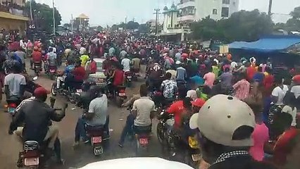 Le cortège des manifestants progresse à pas  de caméléon