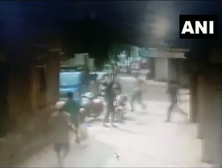 மேலிருந்து பறந்து வந்து விழுந்த குழந்தை.. காப்பாற்றிய பொதுமக்கள்!