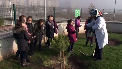 Minik eller çapa ve kürekle çalışarak okul bahçesini yeşillendirdi