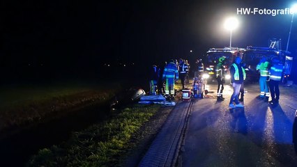 Auto te water aan de Nieuwendijk in Zwolle