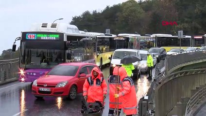 Sarıyer’de kayganlaşan yolda kaza yapan minibüs takla attı