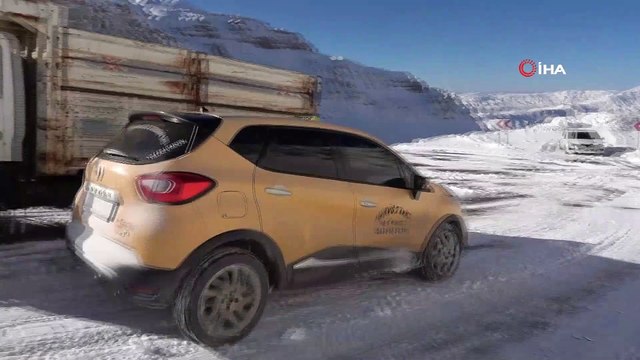 Sürücüler karlı zeminde rampayı geri geri tırmandı
