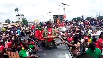 Le cortège des manifestants sur la transversale (T1) Dabonby-Concasseur