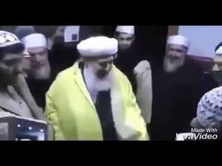 Menzil şeyhinin eteklerini böyle öptüler