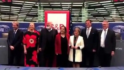 I NUOVI COMMISSARI EUROPEI CANTANO "BELLA CIAO" AL PARLAMENTO EUROPEO
