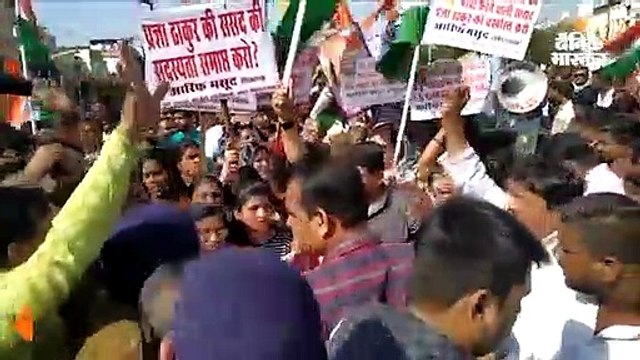 प्रज्ञा ठाकुर के निष्कासन को लेकर कांग्रेस का प्रदर्शन; भाजपाई लाठी-डंडों के साथ कार्यालय के बाहर डटे