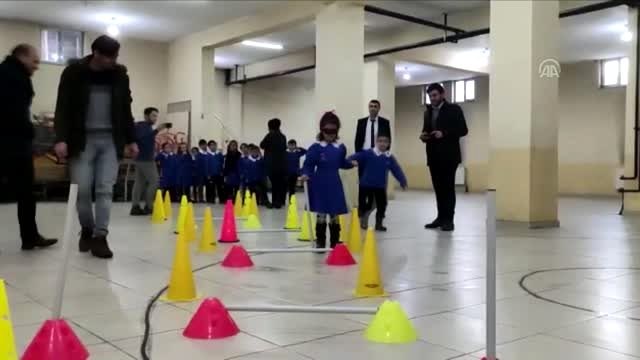 Ağrılı çocuklar, empati parkuru nda görme engellileri anlamaya çalıştı