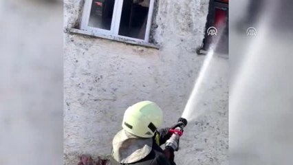 Yanan evdeki felçli adamı jandarma kurtardı