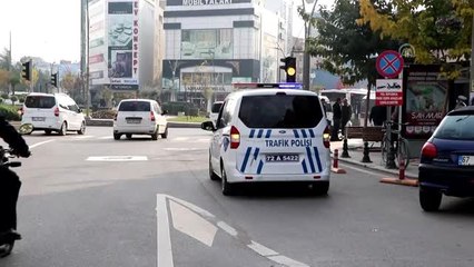 Engelli yerlerine park eden araçlar çekildi