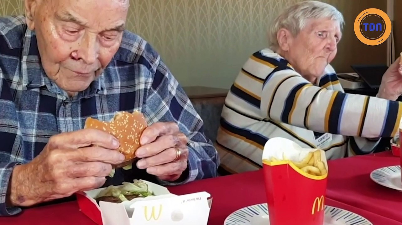 À 99 ans, il goûte un hamburger de chez McDo pour la première fois