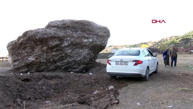 Denizli dev kaya yumuşak toprak sayesinde durmuş