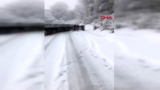 Bursa kar yağışı sonrası kayan tır yolu kapattı