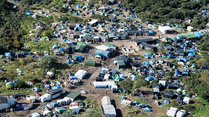 La intérprete violada por el refugiado ante un periodista en plena 'jungla' de Calais
