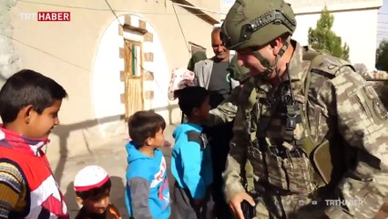 Mehmetçikten küçük Pınar'a ziyaret