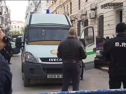بدء محاكمة رئيسي وزراء سابقين ورجال أعمال بتهمة الفساد في الجزائر