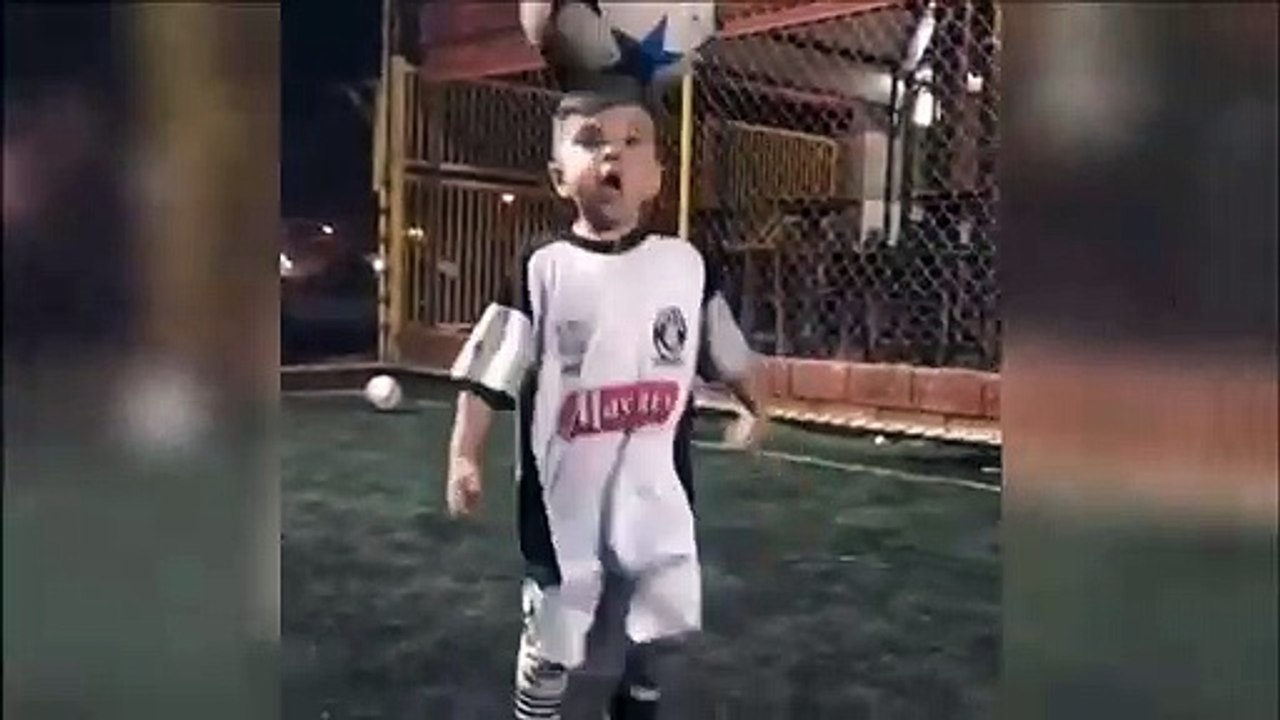 Si petit et déjà un  génie du ballon rond