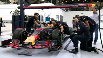 Boris Johnson changes F1 tyre in 16.5 seconds