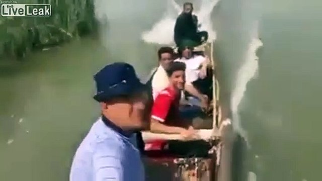 Selfie en pirogue : il ne regarde pas le bateau devant lui !